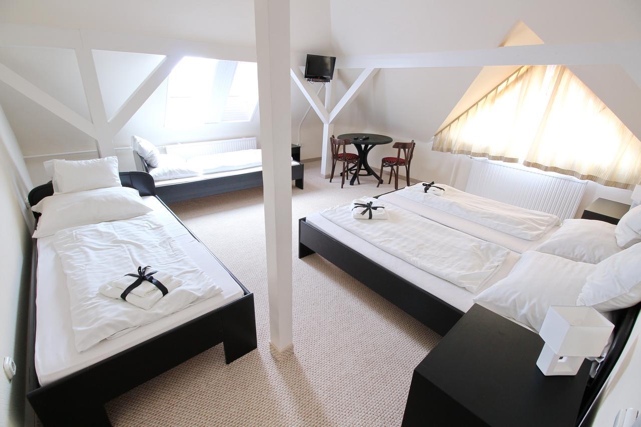 Play Pub Etterem Es Panzio Bed & Breakfast Debrecen Room photo